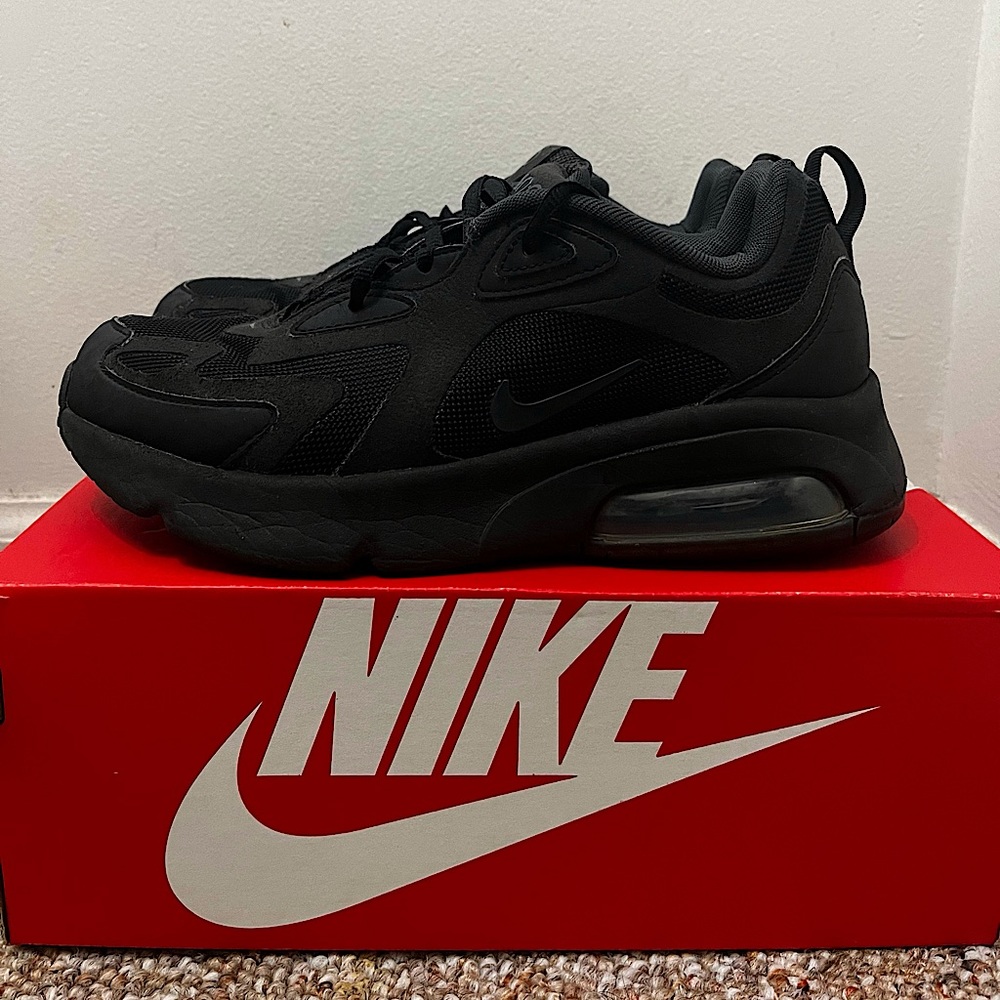 Black Nike air max 200